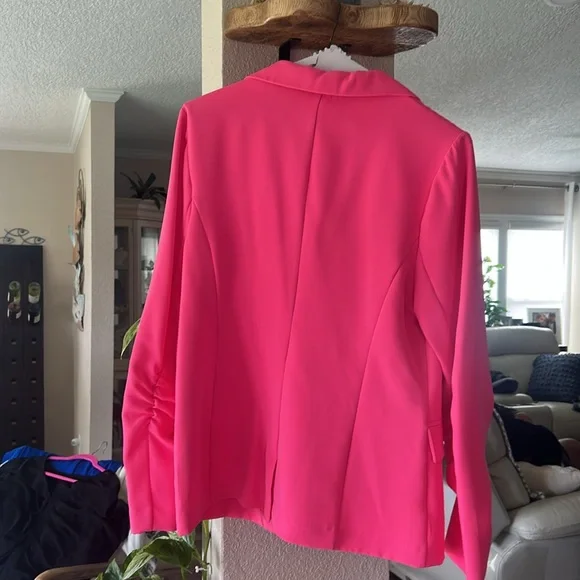 Pink short set. - Picture 4 of 7